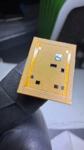 Muestra de arreglo de microchip o placa base